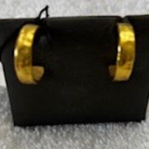 ottoman hands London hammered matte gold pierced earrings NWT